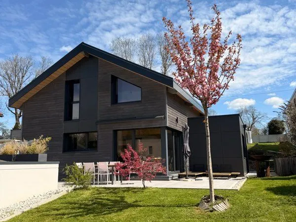 MAISON D'ARCHITECTE - 3 CHAMBRES - TERRAIN 805 m² - VALDAHON (25800)
