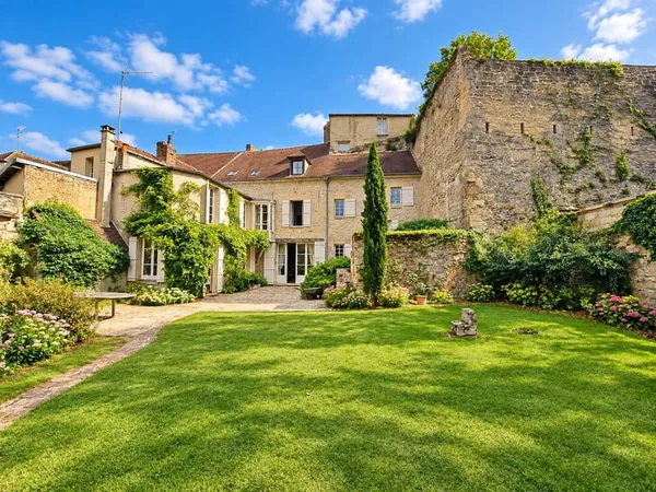 Belle maison de Ville centre historique Senlis avec grand ja