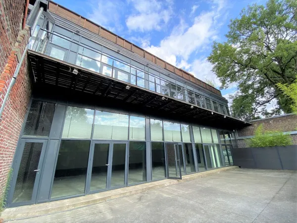 Local professionnel 997 m²