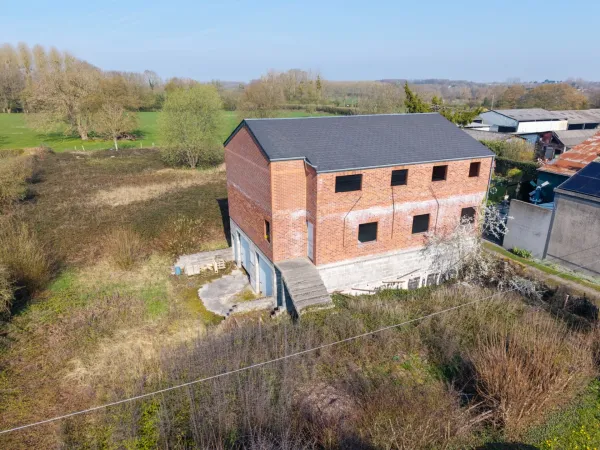 Bâtiment commercial à aménager avec forte visibilité sur axe passant - Bavay