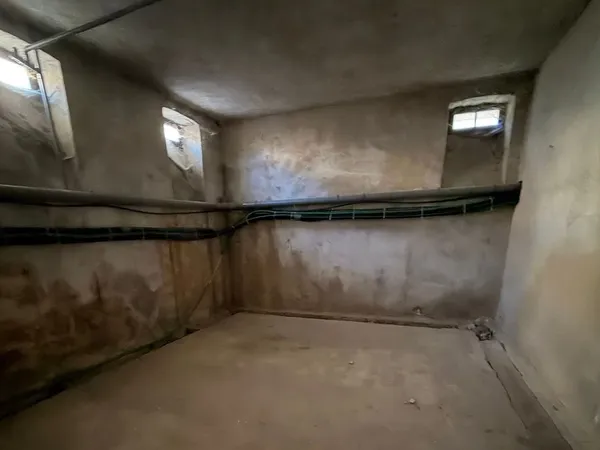 CAVE 310 m²