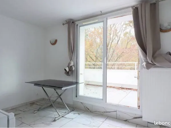 Une chambre tranquille avec un grand balcon p roà Champs sur Marne proche du RER A