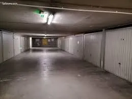Garage box fermé & sécurisé - proche centre-ville de fréjus - 130 /mois
