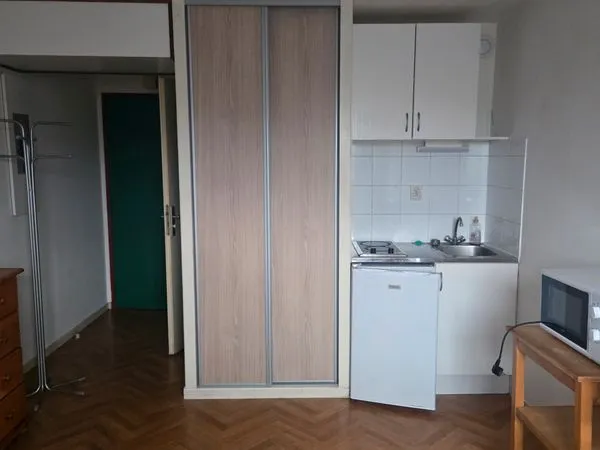 Loue studio entièrement meublé