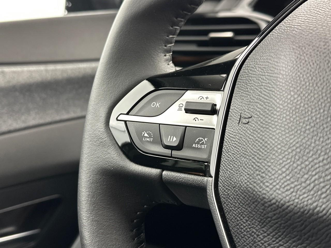 Peugeot 308 hybrid 145 e-dcs6 allure — photo 18