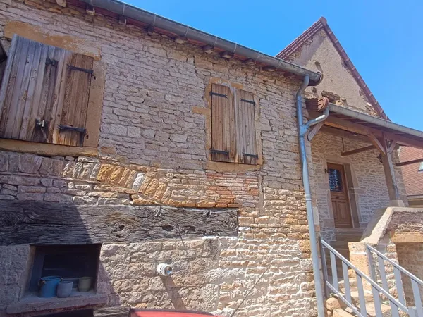 Côte Chalonnaise jolie maison de village en pierre avec extérieur
