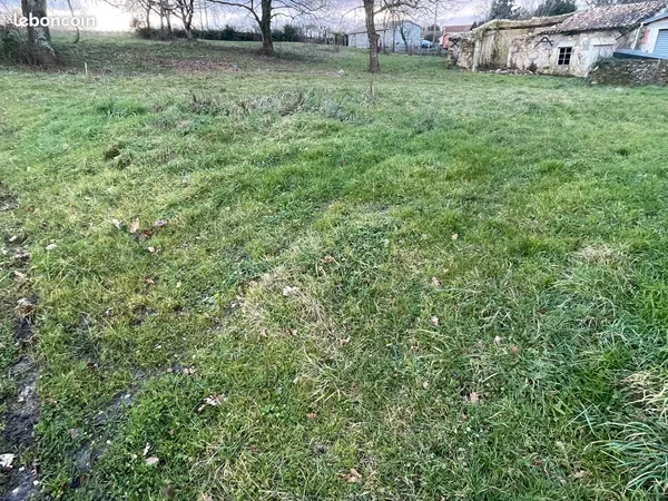 Terrain constructible 686 m² avec bâtisse en pierre - Vertheuil centre