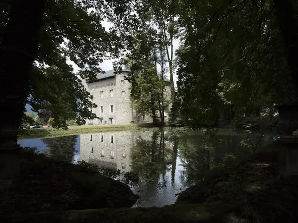 Château 1 pièce 1400 m²