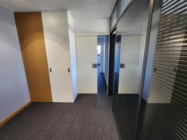 Local professionnel à louer à Béziers en coworking avec parking
