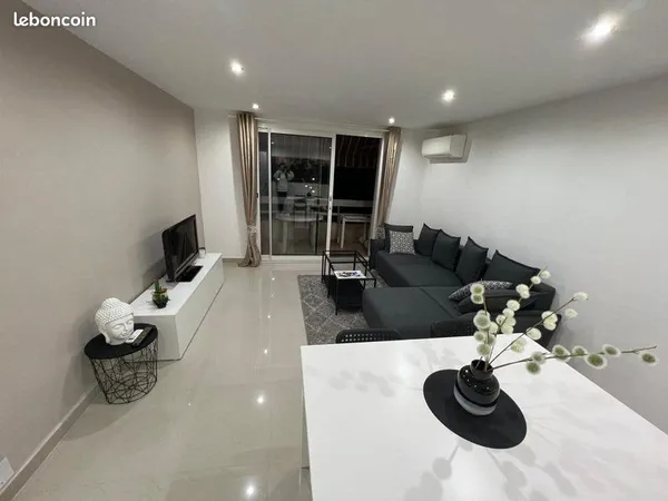 Appartement F2 piscine AIGUIERES