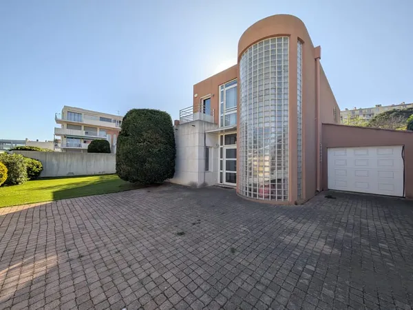 VILLA d'architecte MEUBLEE 183 m2 4 chambres extérieur e