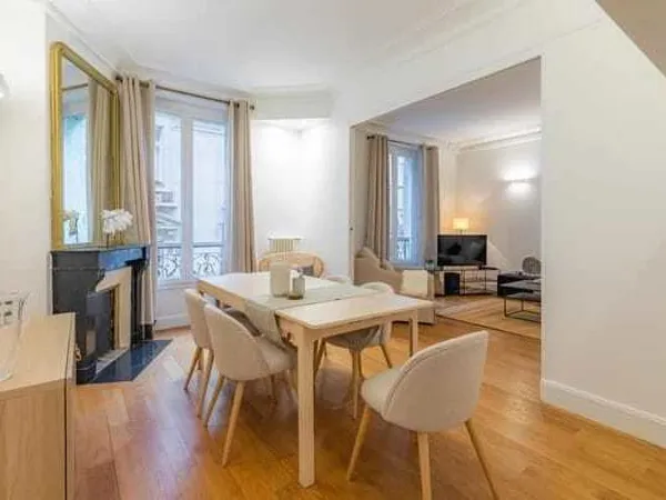 T2 meublé - Chambre + cuisine équipée - Salle de bain - 820€ charges comprises - Parking - Disponibl