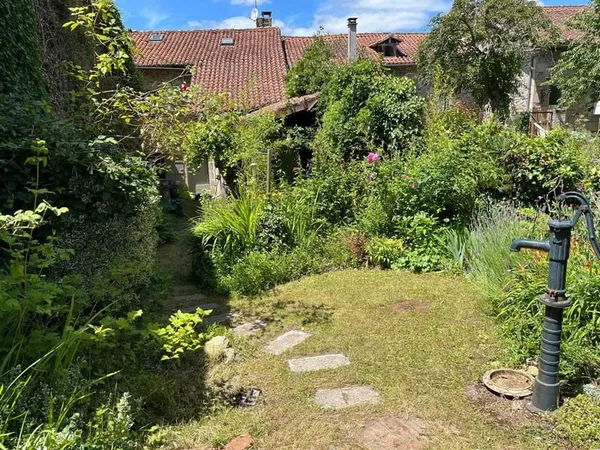 Maison de village chaleureuse avec jardin privé
