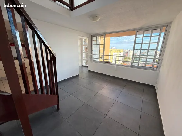 A louer Appartement F4 triplex vu mer et montagne à St Denis