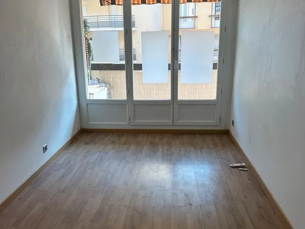 T3 rénové avec terrasse parking et cave