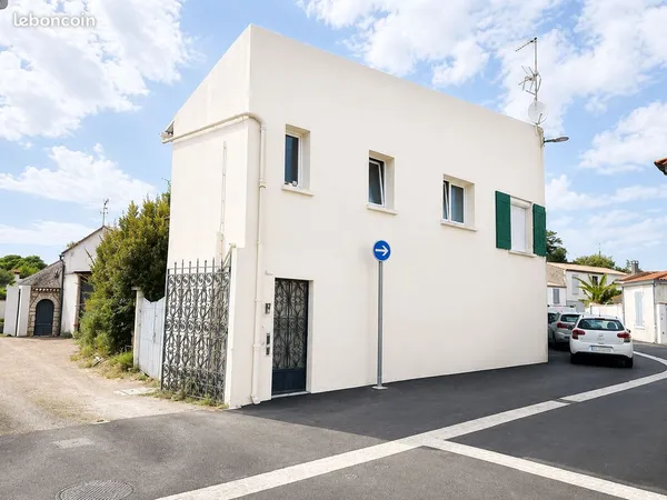 Aytré centre - maison de caractère avec jardin et véranda