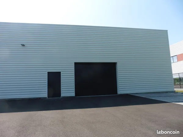 A louer local en zone commerciale