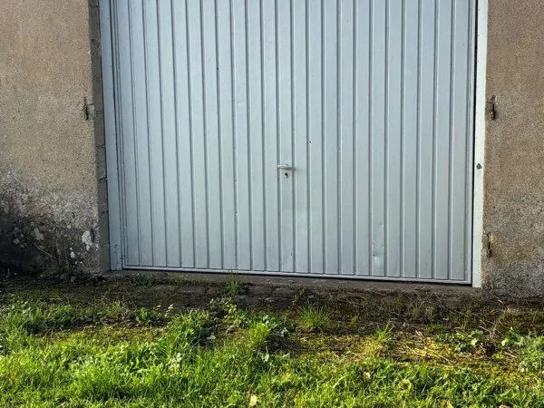 Garage fermé 22 m² - voiture, moto ou stockage - Audun-le-Roman