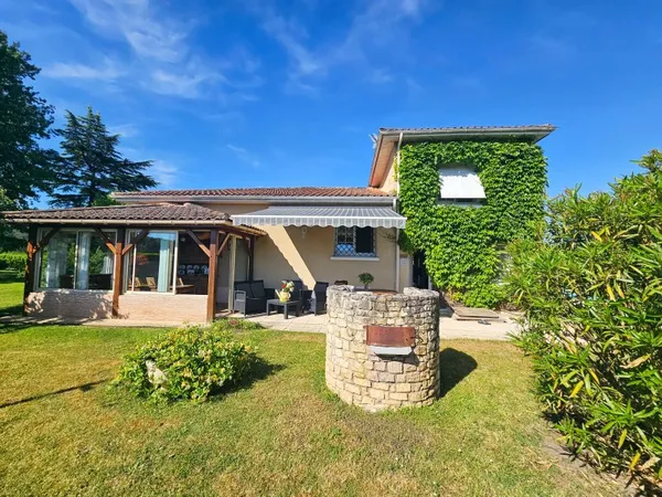 Saint-Philippe-du-Seignal : Maison familiale avec piscine sur parc arboré