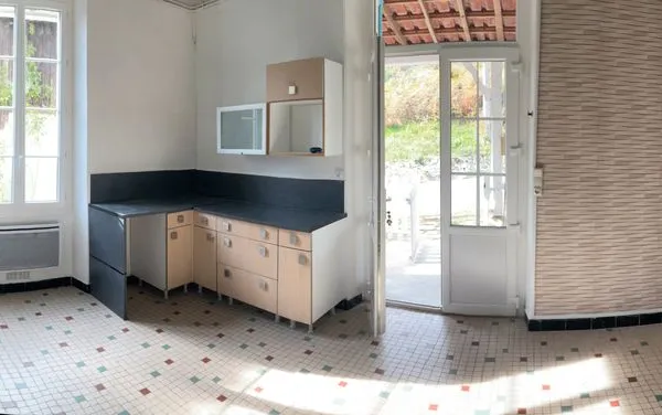 Loue logement dans maison ancienne