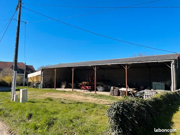 Hangar tous usages d'une surface de 250 m² lieu dit Betille 46120 Lacapelle-Marival, hauteur sous ch