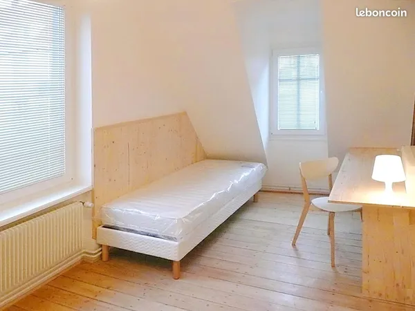 32 belles chambres, rue paisible face au lycée Kléber. SANS INTERMÉDIAIRE, NI COMMISSION D'AGENCE. I