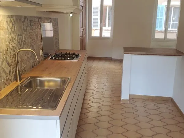 Appartement T2 rénové avec CLIM réversible , 1 mezzanine 40 M2 centre ville