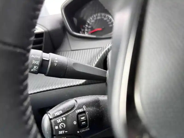 Peugeot 208 puretech 100 s&amp;s bvm6 — photo 18
