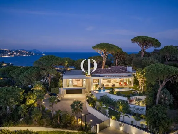 Villa contemporaine aux deux panoramas sur la Méditerranée