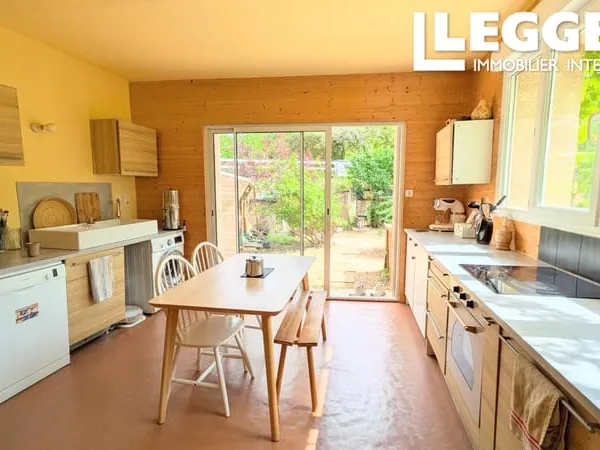 Maison de village rénovée 5 chambres avec jardin au coeur de Lubersac - commerces à pied