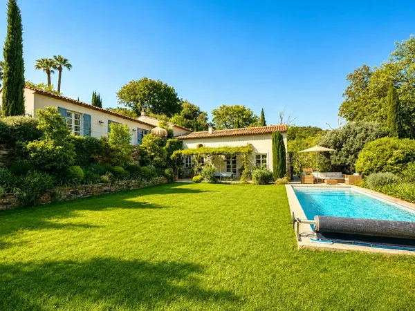 Villa provençale au calme, avec piscine et jardin paysager