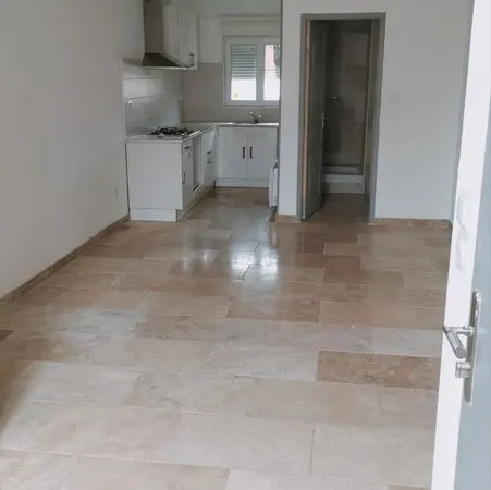 à louer - t2 en duplex entièrement rénové - cavaillon