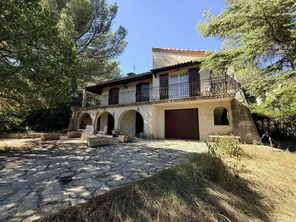 Nîmes, secteur bas du quartier de la Cigale, villa avec vue de 216m2, 5 chs sur parcelle 1000m2