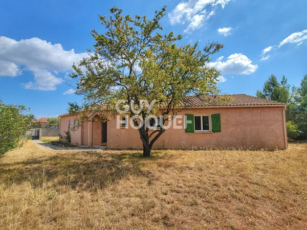À Pépieux Villa de plain-pied avec dépendance et grand terrain 1990 m2