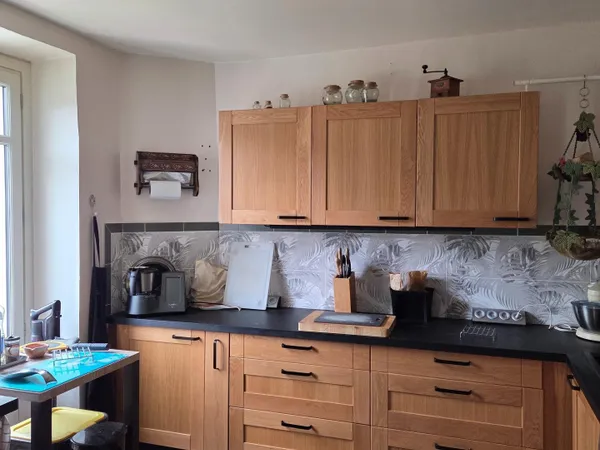 Maison d'habitation de 150 m² élevée partie sur cave, comprenant en rez-de-chaussée une entrée, un s