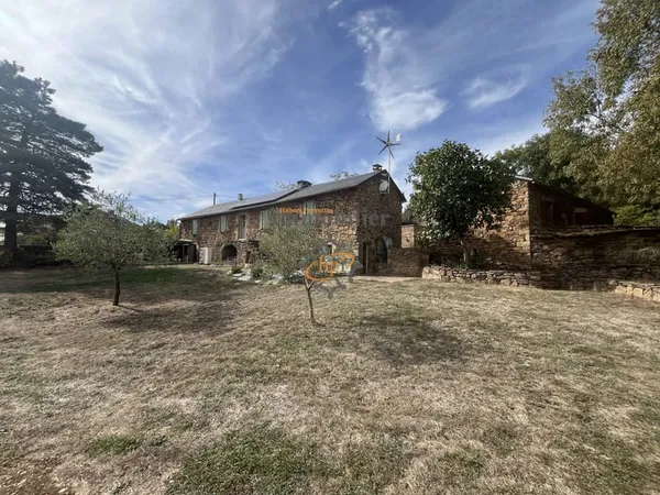 Propriété de caractère avec deux maisons d'habitations, une
