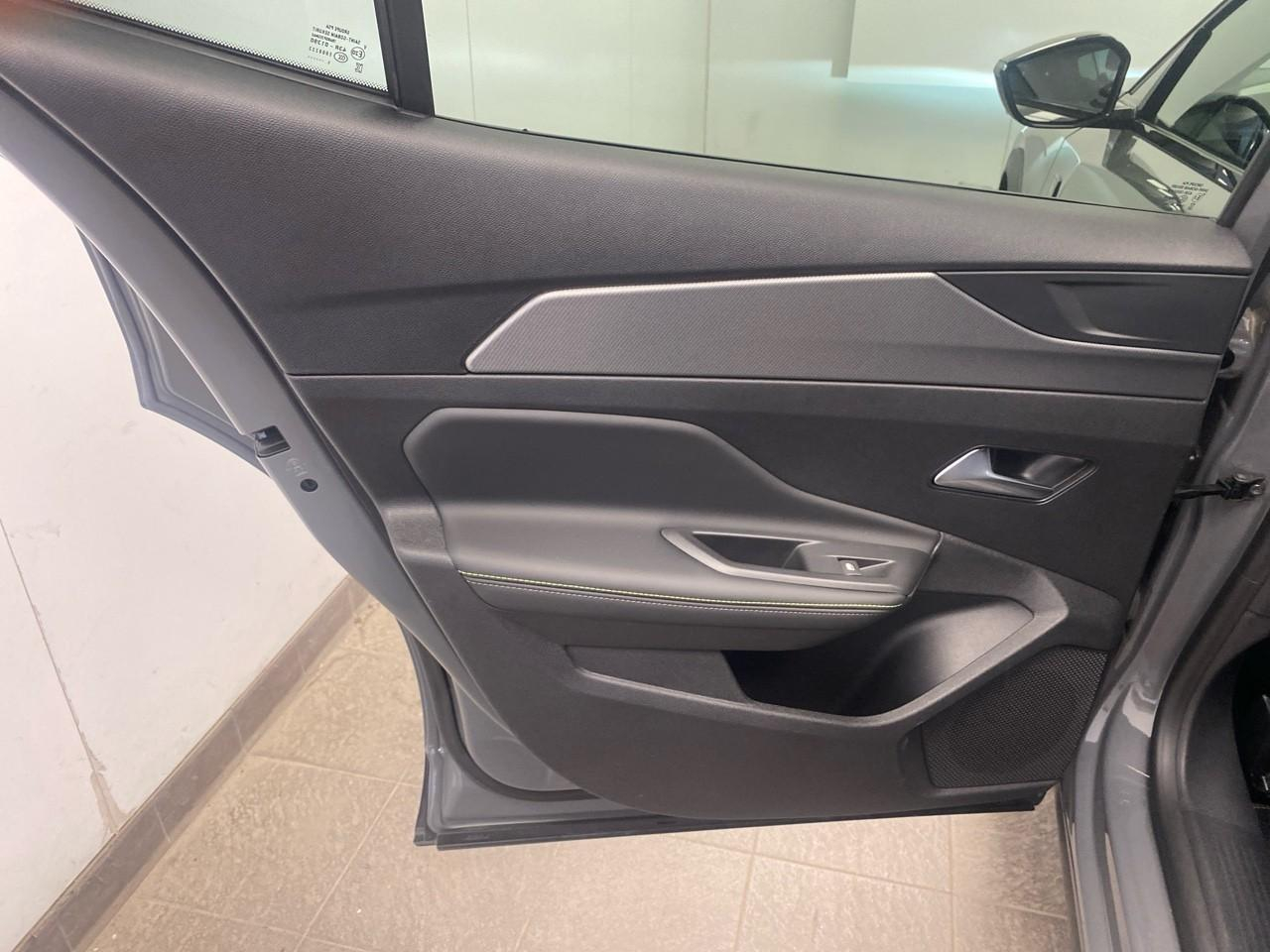 Peugeot 408 hybrid 145 e-dcs6 gt — photo 19