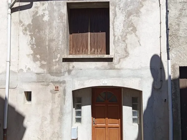 Maison de village à rénover avec de beaux volumes et cour intérieure FORT POTENTIEL !!