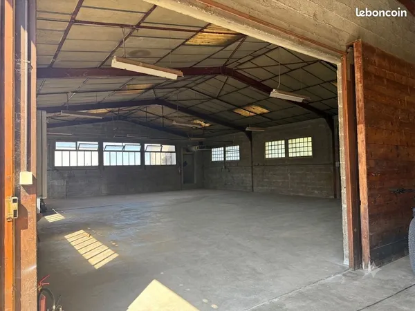 Places de stationnement à louer - Atelier fermé