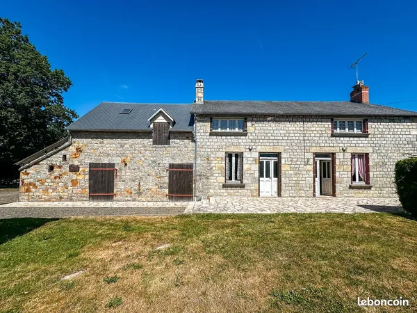135000 net vendeur. Maison en pierres de taille - St Georges de Rouelley (sud Manche)