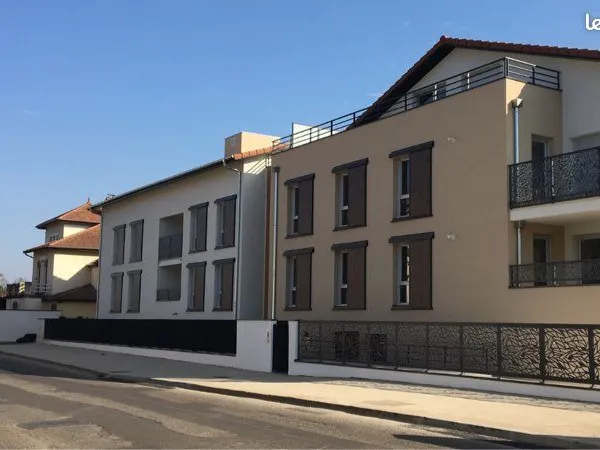 Garage à louer 1 voiture - Résidence fermée centre ville Brignais - Accès gare et TCL à 100 m