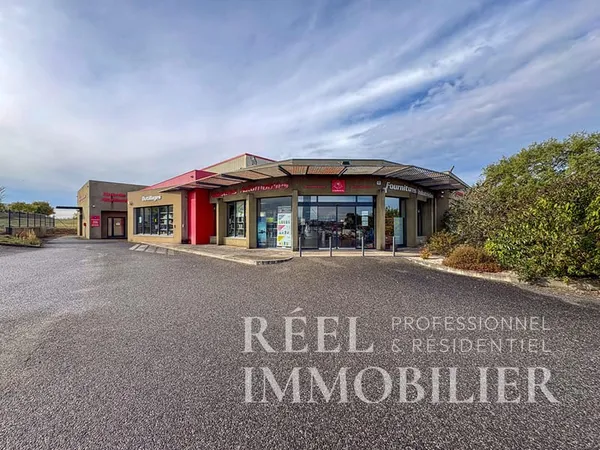 Bâtiment commercial et professionnel de 1 672 m² / Zone commerciale