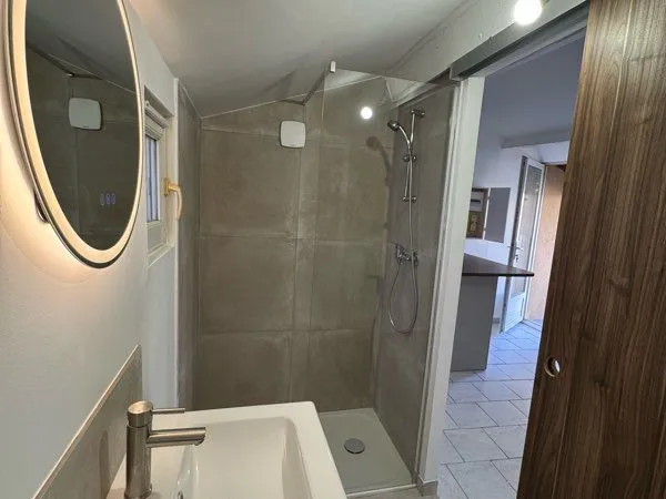 Studio entièrement rénové avec terrasse de 12 m² - Châteauneuf-du-Pape