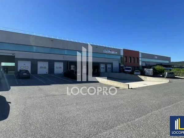 A louer cellule d'activités de 786m² Les Arcs 83