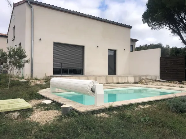MAISON + PISCINE + chalet de rangement.