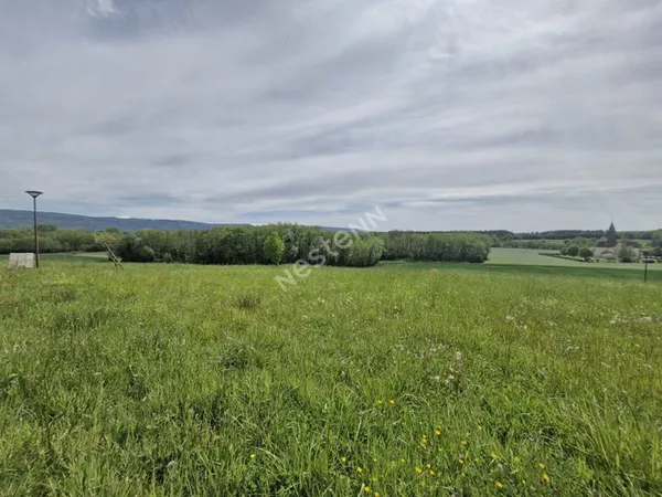 Terrain viabilisé d'une surface d'environ 750 m² dans un très bel environnement entre Cuiseaux et Lo