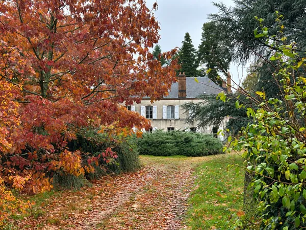 Propriété 2,85 ha : maison de caractère avec dépendances, parc arboré