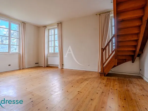 GRADIGNAN - Bel appartement de 150m² au sol dans un château avec garage fermé