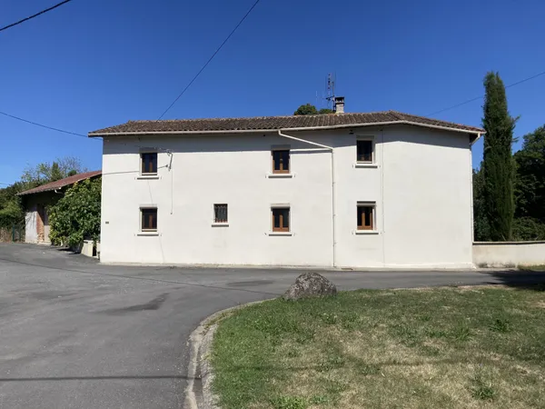 AVEC BEAU POTENTIEL, AGREABLE MAISON DE CAMPAGNE EN PIERRE, INDÉPENDANTE, GRANGE ET TERRAIN.