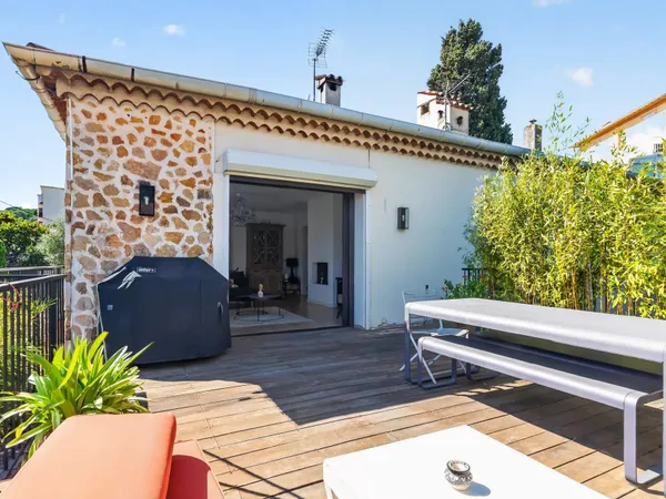 CANNES PROCHE STANISLAS DERNIER ETAGE DE 130M2 , TERRASSE 40 M2